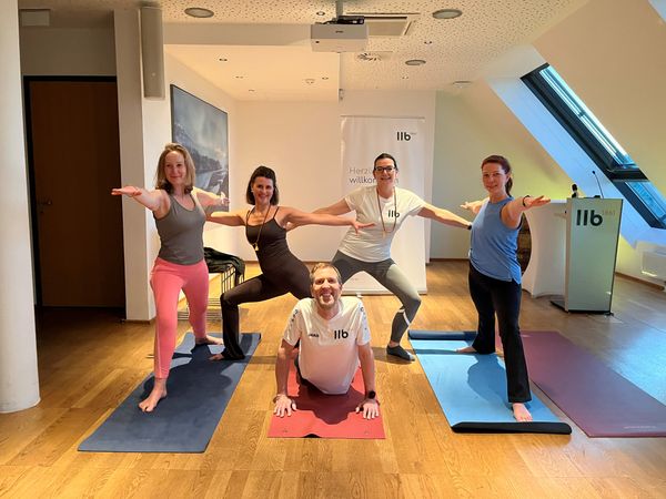 MitarbeiterInnen der Liechtensteinischen Bank beim Absolvieren einer Tageschallenge